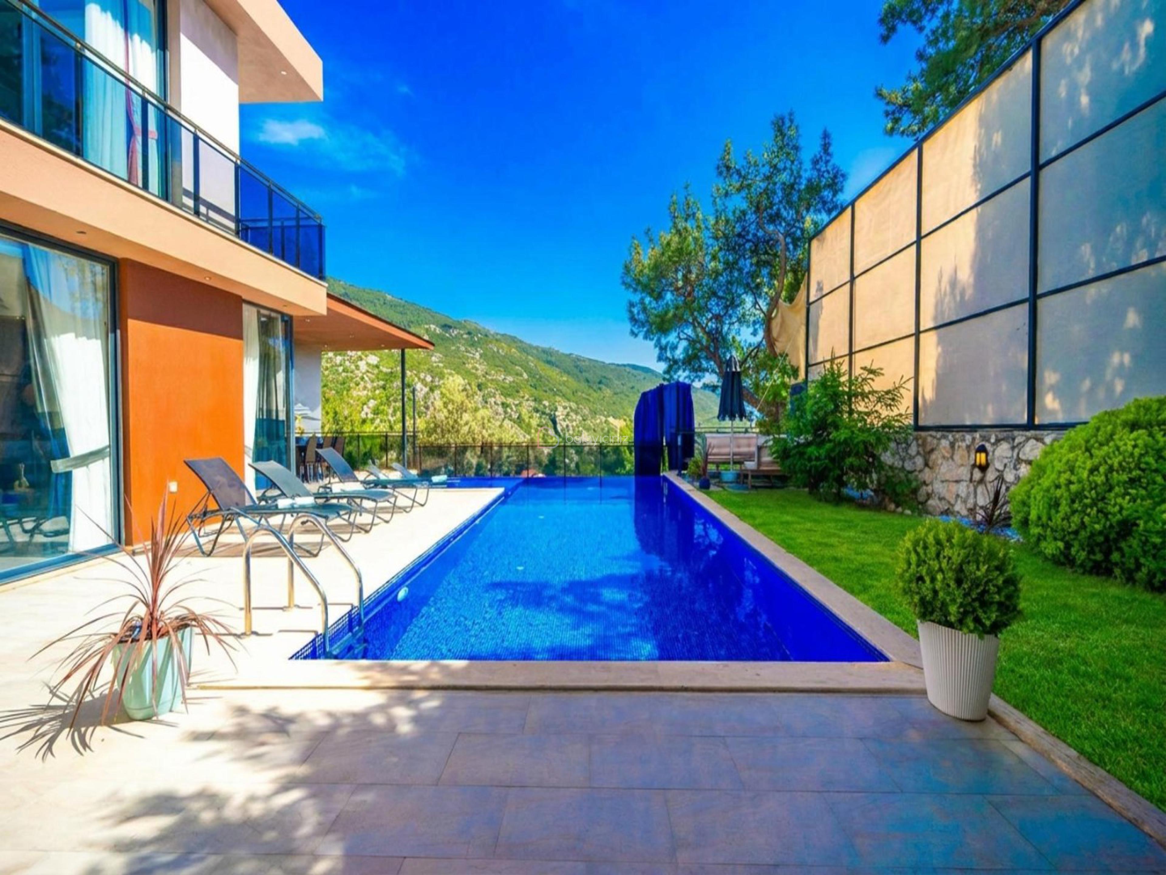 Villa Sarı